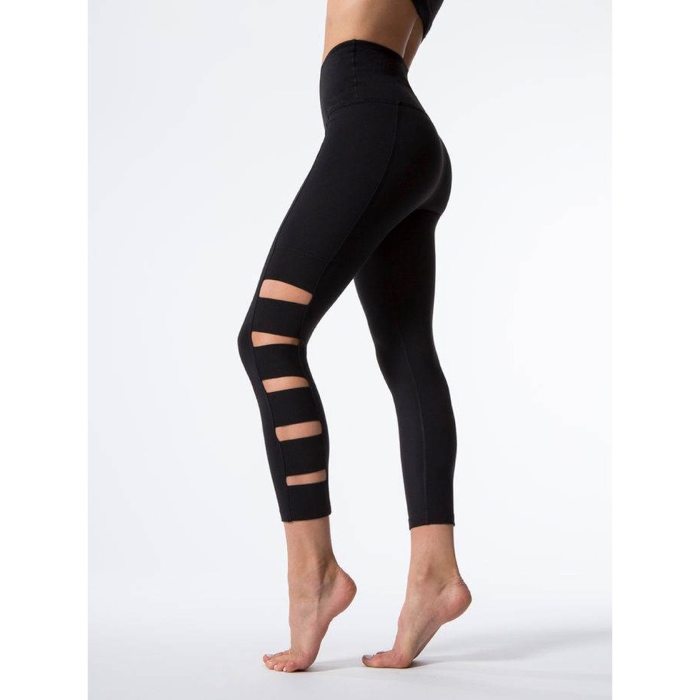 Beyond Yoga Wide Band Stacked Capri Leggings Black